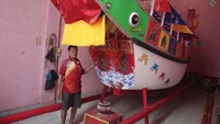 Foto: Pengerjaan tongkang berlangsung selama sebulan lebih. Rencananya akan baru dikeluarkan dari tempat penyimpanan sore hari dan dibawa ke kelenteng untuk upacara penyambutan (Hasan/detikTravel)