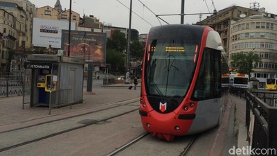 Pengalaman Naik Kereta Metro & Trem Tertua Kedua di Dunia