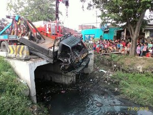Sopir Ngantuk, Mobil Derek Nyemplung ke Sungai