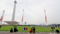 Sejumlah pekerja mengecat pot bunga di kawasan Monas, Jakarta, Selasa (21/6/2016).