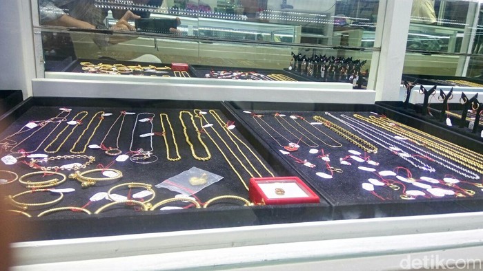 Dua Pekan Jelang Lebaran, Masyarakat Ramai Jual Emas