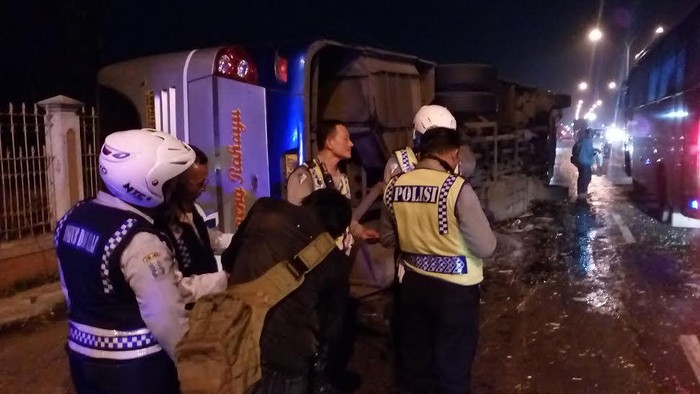 Tabrak Truk Tangki, Bus Sugeng Rahayu Terguling