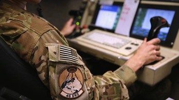 Drone itu bisa dikendalikan dari jarak jauh, dengan perangkat semacam joystick seperti ini. Menerbangkan drone seperti bermain game simulator. Foto: Getty Images