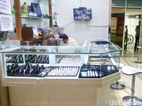 Dua Pekan Jelang Lebaran, Masyarakat Ramai Jual Emas