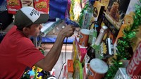 Perajin parcel di kawasan Cikini mulai kebanjiran order, Selasa (21/6/2016).