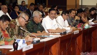 Rapat tersebut dihariri Ketua Kompolnas Luhut Panjaitan, anggota Kompolnas Menkum HAM Yasonna Laoly, pimpinan KPK, Agus Rahardjo, Laode M Syarif, Basaria Pandjaitan, Alexander Marwata, Saut Situmorang hadir serta kepala PPATK M Yusuf.