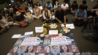 Sembilan kartini Kendeng menyelamati Hari Lahir Presiden Jokowi di depan Istana Negara Jakarta, Selasa (21/6/2016).