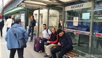 Untuk mencapai satu destinasi, biasanya perjalanan akan disambung lagi dengan menggunakan trem. Di setiap stasiun, kereta berhenti sekitar 2 menit sebelum berangkat lagi. Sambil menunggu kereta trem, bisa duduk-duduk dulu (Angga/detikTravel)