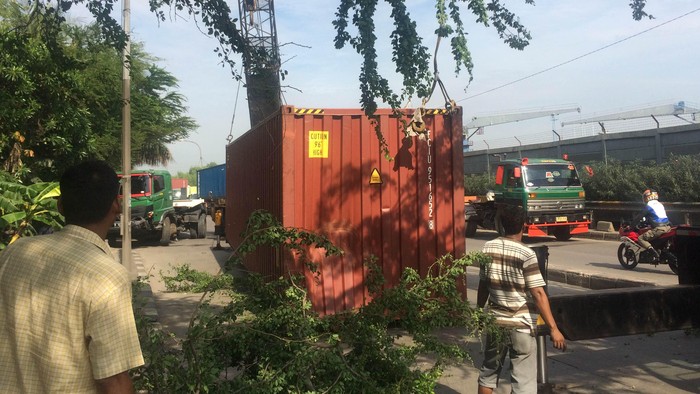 Kecelakaan Kontainer Terguling di Jl RE Martadinata karena Sopir Mengantuk
