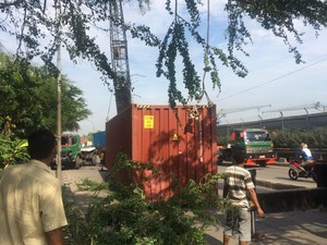Kecelakaan Kontainer Terguling di Jl RE Martadinata karena Sopir Mengantuk