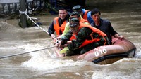 Bencana alam seperti banjir, yang menjadi masalah tahunan di China, semakin memburuk karena dipicu perkembangan perkotaan yang cepat dan infrastruktur saluran air yang buruk. Stringer/Reuters/detikFoto.