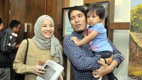 Desta dan Chacha sudah memiliki seorang putri yang bernama Megumi Arrawda Sachi yang kini memasuki usia dua tahun. Pool/Noel/detikFoto.