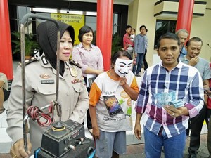Ibu ini Tega Memaksa Dua Anaknya Menjadi Pengemis