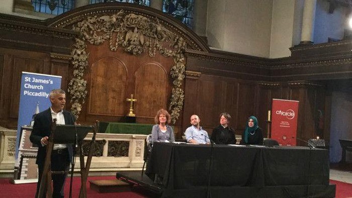 Saat Wali Kota London Sadiq Khan Berbuka Puasa di Gereja Tua