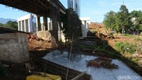 Pada hari Minggu, tanggal 22 September 2017, pukul 17.30 WIB, badan jembatan tol Bocimi yang tengah dibangun runtuh dan mengakibatkan satu pekerja bangunan tewas akibat tertimpa runtuhan cor beton badan jembatan tersebut. Sedangkan eberapa korban lainnya mengalami luka parah (Tol Bocimi/Dokumen Kementerian PUPR)