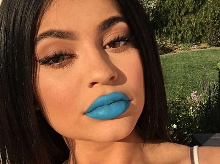 Setelah Hitam Kylie Jenner Rilis Lipstik Warna Biru Elektrik