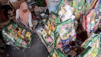 Pekerja menata parcel di kawasan Cikini.