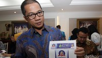 Yandri memperlihatkan sebuah poster yang akan digunakan DPP PAN dalam menyambut Idul Fitri yang akan dilakukan dari Sabang-Maureke.