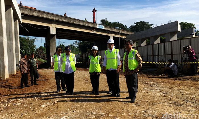 Jokowi Tinjau Proyek Tol Bocimi dan Peternakan Sapi