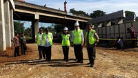 Presiden Jokowi yang didampingi Menteri PUPR Basuki Hadimuljono (dua dari kiri) dan Menteri BUMN Rini Soemarno (tengah) meninjau proyek Tol Bogor-Ciawi-Sukabumi (Bocimi), Selasa (21/6/2016).