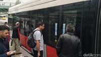 Saat kereta trem sudah datang, traveler pun antri dengan tertib masuk ke dalam trem. Trem yang kami naiki sudah berbentuk gerbong modern, tetapi ada satu jalur trem yang masih menggunakan gerbong tempo dulu (Angga/detikTravel)