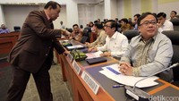 Ketua Banggar Kahar Muzakir berbincang dengan Menteri Keuangan Bambang Brodjonegoro bersama Menteri Hukum dan HAM Yasonna Laoly. 
