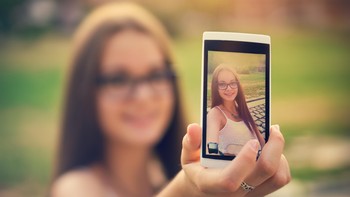 Tempat penyimpanan dan berbagi foto di internet berkurang, tak hanya unggahan update status atau berita. Pengguna juga kerap menggunakan Facebook sebagai tempat penyimpanan foto yang bisa dijadikan beralbum-album dan merupakan salah satu eksis di Facebook. (Foto: ilustrasi/thinkstock)