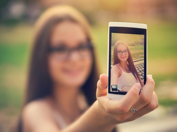 Masalah citra diri kadang muncul karena hobi selfie. (Foto: ilustrasi/thinkstock) Masalah citra diri kadang muncul karena hobi selfie. (Foto: ilustrasi/thinkstock)