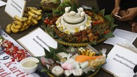 Mereka membawa berbagai makanan, sebagai peringatan hari lahir Jokowi.