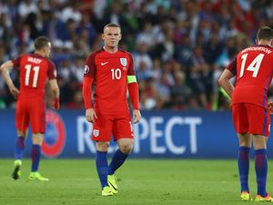 Menyandang Ban Kapten atau Tidak, Rooney Bertahan di Timnas Inggris