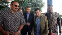 Richard Halim berjalan memasuki gedung KPK.
