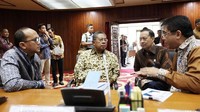 Menko Perekonomian Darmin Nasution (dua dari kiri) memimpin rapat koordinasi. Ist/Kemenko Perekonomian.