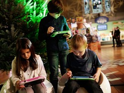 Cara Menyikapi Anak yang Ogah Lepas dari Gadget 