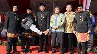 Bertempat di Silang Monas Jakarta, acara serah terima mobil panggung ini dihadiri oleh Hiroo Kayanoki, Presiden Direktur HMSI, Basuki Tjahaja Purnama, Gubernur DKI Jakarta, Isnawa Adji, Kepala Dinas Kebersihan DKI Jakarta beserta jajarannya dan Santiko Wardoyo, Direktur Penjualan dan Promosi HMSI. Pool/dok. HMSI.