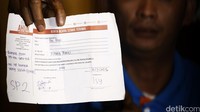 Eks Teman Ahok menunjukkan berita acara serah terima dukungan kepada pasangan calon perseorangan.