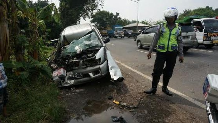 Panther Tabrak Truk Tronton di Jombang, Empat Orang Luka