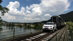 Mobil Menarik Kereta di Swiss