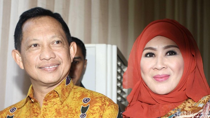 Calon tunggal Kapolri Tito Karnavian saat didampingi istrinya Tri Suswati. Grandyos Zafna/detikcom.