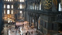 Foto: Walau beberapa kali direnovasi, bagian dalam Hagia Sophia tetap tidak jauh berbeda dengan arsitektur awalnya (Angga/detikTravel)