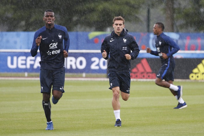 Football Soccer - Euro 2016 - Frances Training - Domaine de Montjoye, Clairefontaine - 17/6/16 Frances Antoine Griezmann and Paul Pogba during training.  REUTERS/Charles Platiau