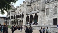 detikTravel berkesempatan mengunjungi Masjid Biru beberapa waktu lalu. Perjalanan hanya memakan waktu sekitar kurang dari 1 jam dari Bandara Ataturk. Masjid ini terbuka untuk umum yang hendak sembahyang (Angga Aliya ZRF/detikTravel)