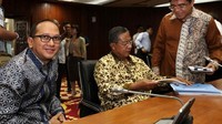 Menko Perekonomian Darmin Nasution memeriksa berkas usai rapat koordinasi. Ist/Kemenko Perekonomian.