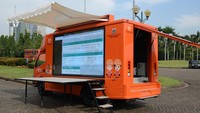 Mobil Panggung ini dilengkapi dengan layar LED 3 x 1.72 M  yang nantinya akan membuat video-video atau gambar dari Dinas Kebersihan DKI Jakarta yang digunakan untuk memberikan penyuluhan kepada warga Jakarta. Selain itu mobil panggung ini juga dibekali oleh audio system sebanyak 6 buah speaker, kursi putar 3 buah, serta ac split 1.5PK untuk kenyamanan pembicara. Pool/dok. HMSI.