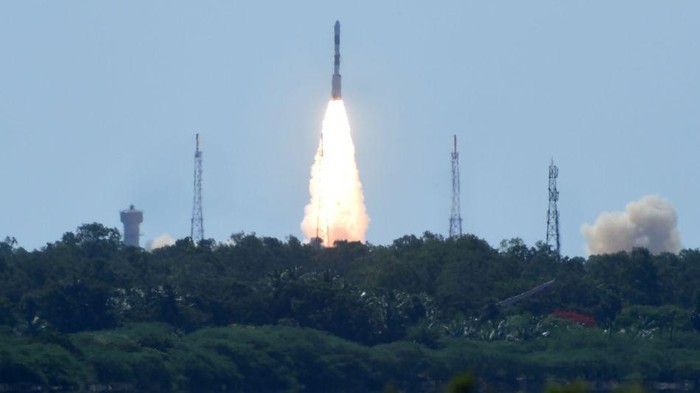 Roket PSLV-C34 milik India meluncur membawa 20 satelit termasuk satelit LAPAN A-3/IPB