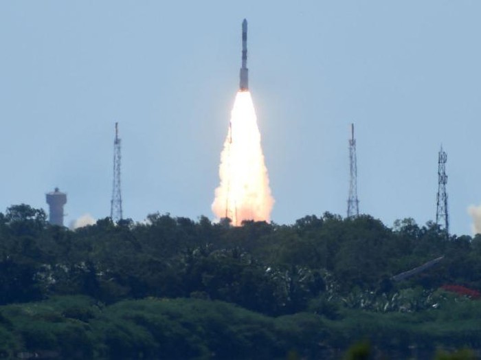 Roket PSLV-C34 milik India meluncur membawa 20 satelit termasuk satelit LAPAN A-3/IPB
