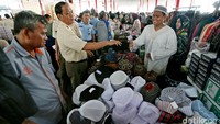 Pegawai Kemenhan mengerubuti stand yang menjual pakaian muslim.