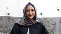 Ratna sengaja tak mengambil job saat Ramadan ini agar bisa menghabiskan waktu bersama suami dan ketiga anaknya. Pool/Ismail/detikFoto.