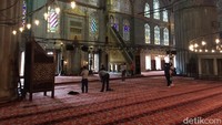 Disebut Masjid Biru, karena langit-langit di masjid ini bernuansa warna biru. Kaca-kaca mozaik yang bergaya ala bangunan Eropa pun, makin membuat suasana di dalam masjidnya berwarna biru. Cantik sekali! (Angga Aliya ZRF/detikTravel)