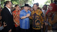 Ketua Komisi III DPR Bambang Soesatyo, Ruhut Sitompul, Junimart Girsang, Desmon K Mahesa, Herman Hery dan lainnya tiba sekitar pukul 14.02 WIB, Rabu (22/6/2016) di kediaman Tito Jalan B nomor C1, Kompleks Polri Ragunan, Pasar Minggu, Jakarta Selatan.
