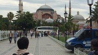 Foto: Hagia Sophia berada di Istanbul, Turki. Letaknya di seberang Masjid  Sultan Ahmed alias Masjid Biru (Angga/detikTravel)
